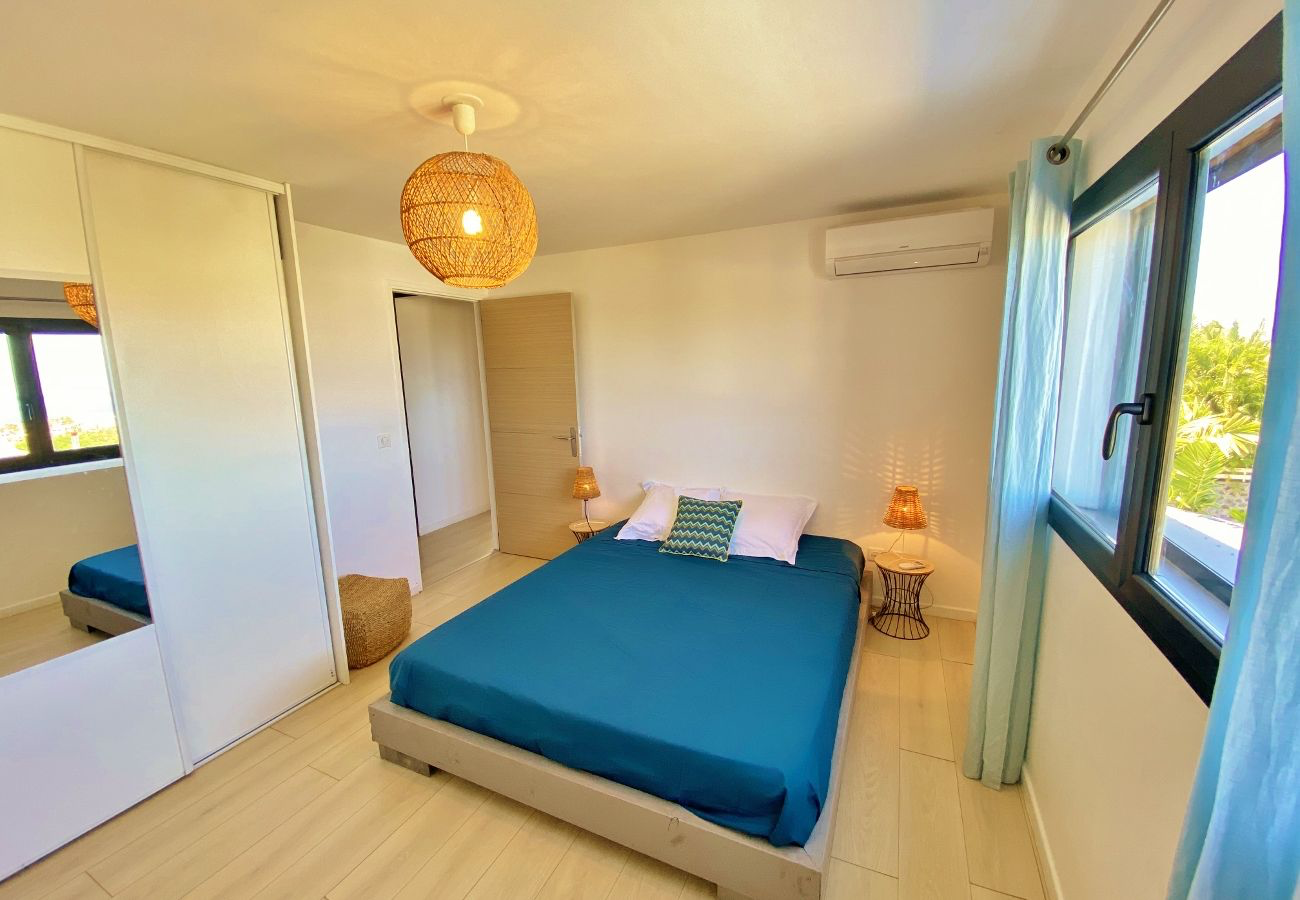 Chambre lumineuse à l'étage