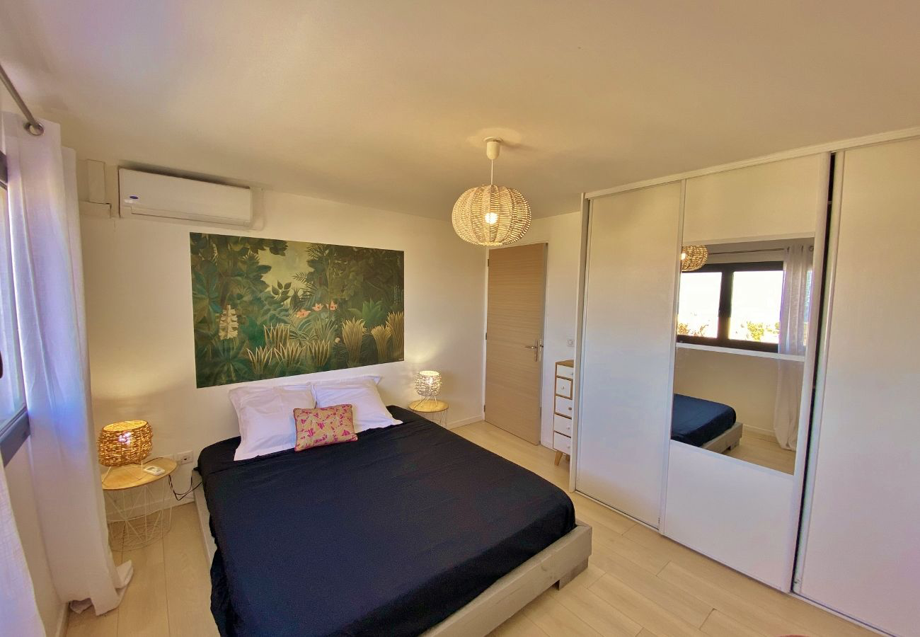 Chambre étage — décor tropical